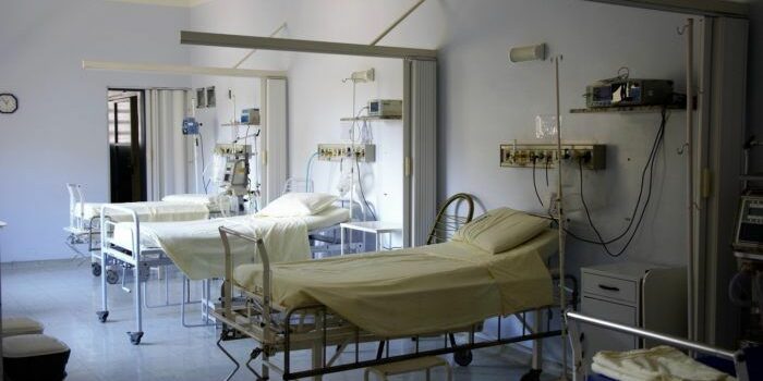Picture showing a clean hospital room with bed and equipment.